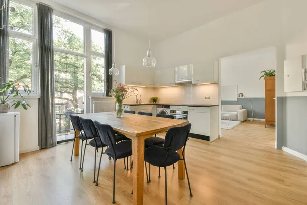 Interior Cocina Contemporánea Con Armarios Electrodomésticos Elegantes Cerca Comedor Apartamento — Foto de Stock