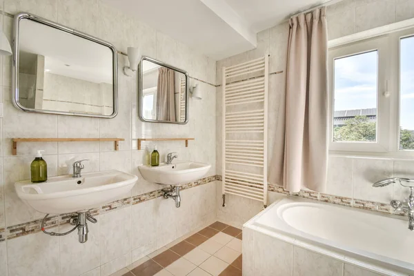 明るいベージュタイルと白の天井とバスタブとガラスシャワーキャビン付きの現代的なバスルーム — ストック写真