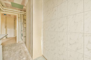 Gün ışığında radyatörlü boş dar koridor