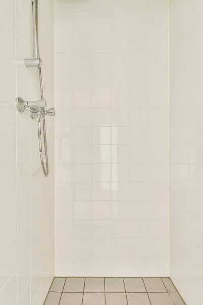 Sprchové Kohoutky Připevněné Poblíž Bílé Dlaždice — Stock fotografie