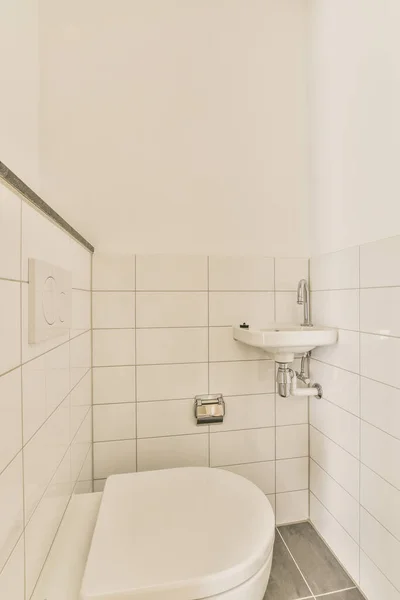Interiér Úzké Toalety Umyvadlem Stěnou Visel Bílými Stěnami Dlaždicovou Podlahou — Stock fotografie