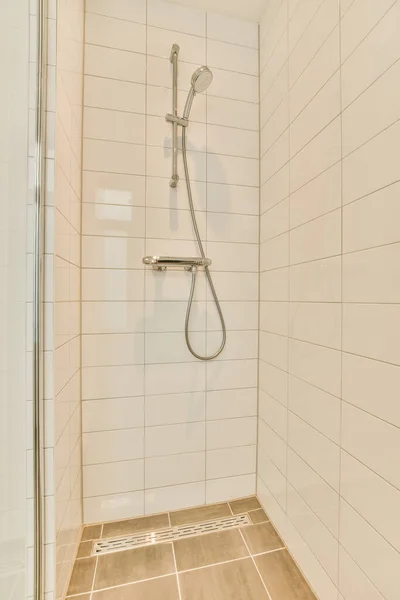 Kran Prysznicowy Wiszący Ścianie Płytki Jasnej Umywalni Nowoczesnym Mieszkaniu — Zdjęcie stockowe