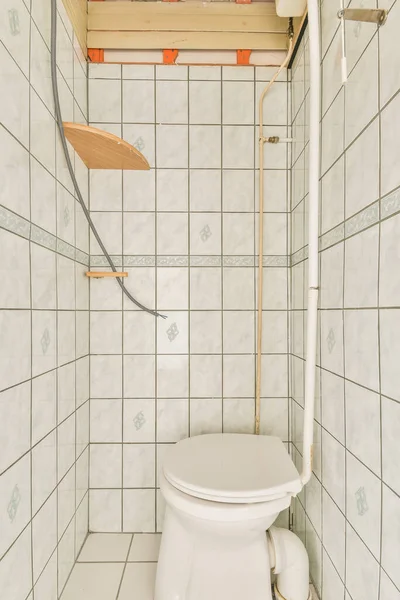 Spłuczka Toalety Znajduje Się Między Prysznicem Małej Łazience Płytki — Zdjęcie stockowe
