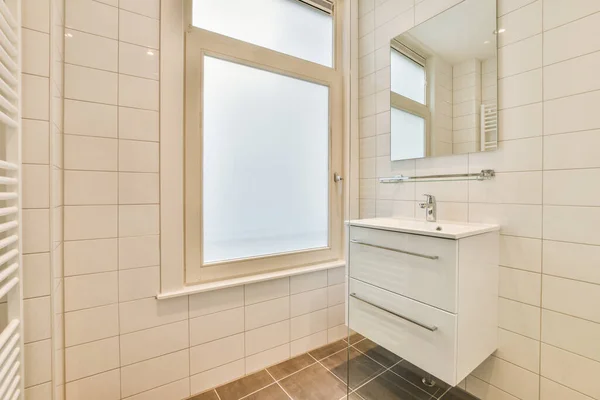 现代浴室门边贴有水槽和镜子的橱柜 — 图库照片