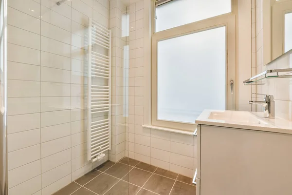 Skříňka Umyvadlem Zrcadlem Připojená Dlážděné Stěně Blízkosti Dveří Moderní Koupelně — Stock fotografie