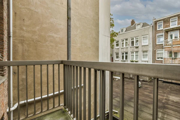 Frontansicht Von Backsteingebäuden Von Kleinem Balkon Mit Geländer — Stockfoto