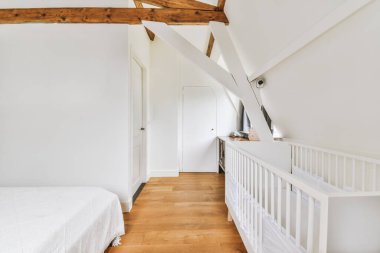 Yatak odasının iç tasarımı, yatak odası ve ahşap gardırop modern dairenin penceresinin kenarına yerleştirilmiş.