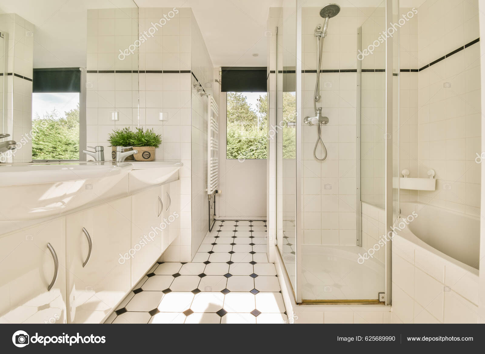 Cabina de ducha en interiores de baño contemporáneos de lujo con