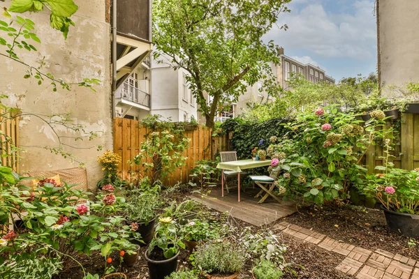 Neat Powerful Patio Sitting Area Small Garden Wooden Fence — Stockfoto
