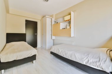 Yatak odasının iç tasarımı, yatak odası ve ahşap gardırop modern dairenin penceresinin kenarına yerleştirilmiş.