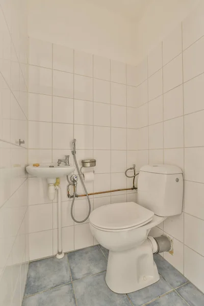 Spłuczka Toalety Znajduje Się Między Zlewem Małej Łazienki Płytki Współczesnego — Zdjęcie stockowe
