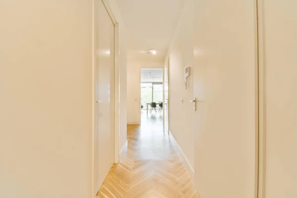 Interior Apartamento Moderno Estilo Mínimo Com Corredor Vazio Estreito Iluminado — Fotografia de Stock