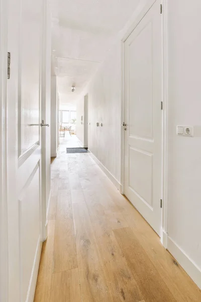 Light Narrow Hallway Many Doors White Walls Glowing Lamp Lumber — Stock Photo, Image