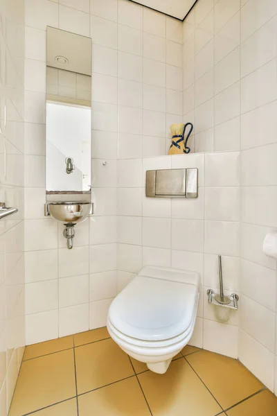 Εσωτερικό Στενό Μπάνιο Νεροχύτη Και Τοίχο Κρεμασμένο Τουαλέτα Λευκούς Τοίχους — Φωτογραφία Αρχείου