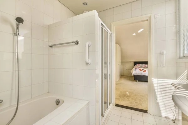 Fürdőkád Üveg Zuhanyzóval Elhelyezett Sarokban Közelében Mosogató Tükör Kis Világos — Stock Fotó