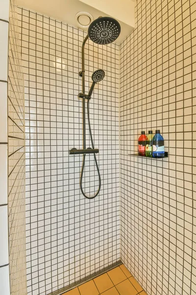 Fliesen Trennwand Zwischen Duscharmatur Und Wandhängender Toilette Modernen Toiletten Hause — Stockfoto
