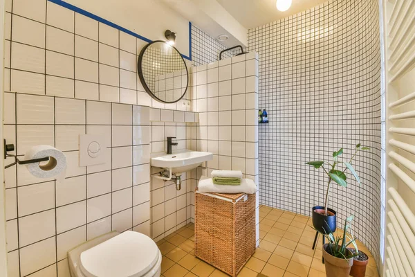 Przegroda Między Kranem Prysznicowym Toaletą Ścienną Nowoczesnej Toalecie Domu — Zdjęcie stockowe