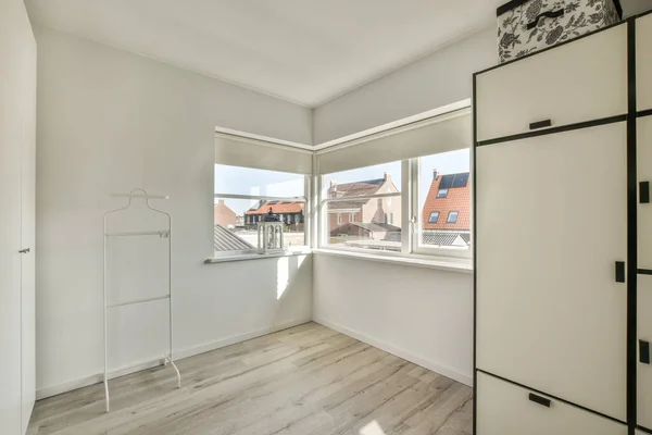 Kunststofffenster Und Heizkörper Weißer Wand Hellen Raum Hause — Stockfoto