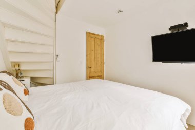 Yatak odasının iç tasarımı, yatak odası ve ahşap gardırop modern dairenin penceresinin kenarına yerleştirilmiş.