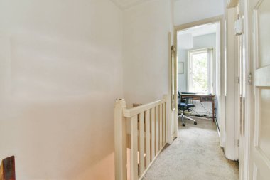 Modern evdeki merdivenlerin üstünde açık bir oda.