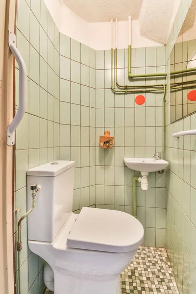 Toaleta Spłukiwana Zlewozmywak Ceramiczny Zamontowane Ścianach Wąskiej Toalecie Domu — Zdjęcie stockowe