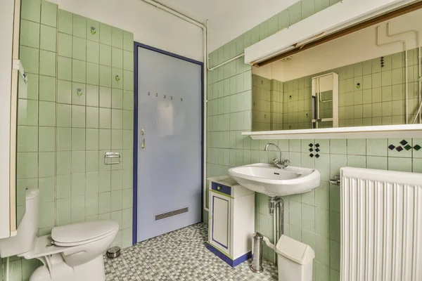Zlewozmywak Lustro Pobliżu Spłuczki Toalety Wanny Betonową Ścianą Oknem — Zdjęcie stockowe