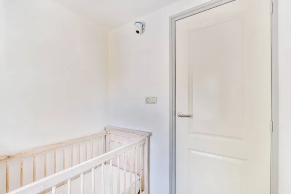 Interieur Van Witte Kamer Met Babybedje Fauteuil Nabij Raam Met — Stockfoto