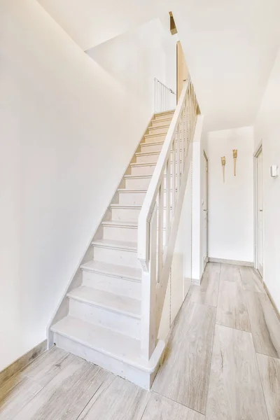 Pasillo Blanco Con Escalera Madera Que Conduce Segundo Piso Moderno —  Fotos de Stock
