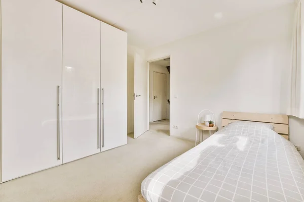 Home Design Interiores Quarto Com Cama Guarda Roupa Madeira Colocado — Fotografia de Stock