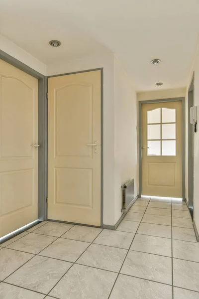ドアや電話が多い光の狭い廊下 — ストック写真
