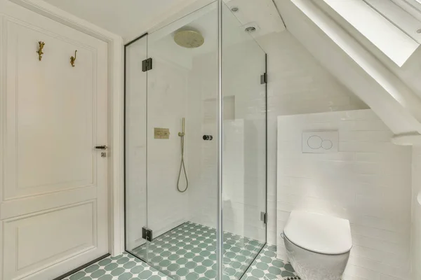 シャワータップと壁掛けトイレの間のガラスパーティション自宅で現代のトイレ — ストック写真