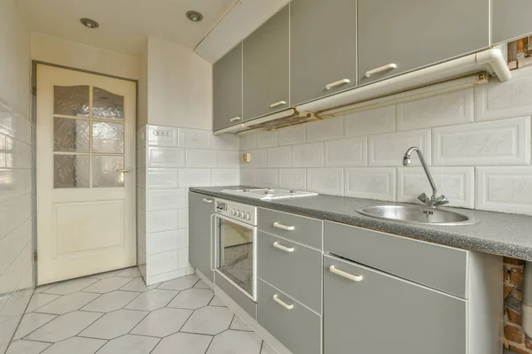 Gut Organisierte Kleine Wohnküche Mit Terrassentür — Stockfoto