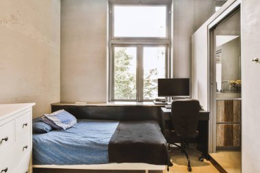 Yatak odasının iç tasarımı, yatak odası ve ahşap gardırop modern dairenin penceresinin kenarına yerleştirilmiş.