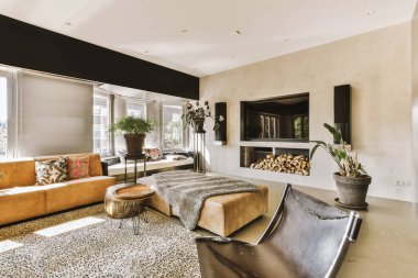 Günümüz minimalist tasarımı. Hafif stüdyo dairesinin ahşap masası ve oturma odası ile beyaz duvarları ve parke zemini arasında yemek masası ve sandalyeleri var.