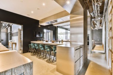 Günümüz minimalist tasarımı. Hafif stüdyo dairesinin ahşap masası ve oturma odası ile beyaz duvarları ve parke zemini arasında yemek masası ve sandalyeleri var.