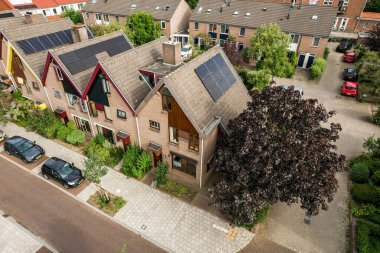 Yüksek binaların ve ağaçların panoramik görüntüsü