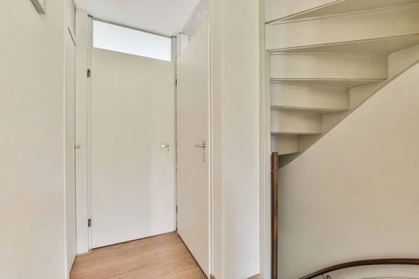 Corredor Branco Com Escada Que Conduz Segundo Andar Apartamento Moderno — Fotografia de Stock