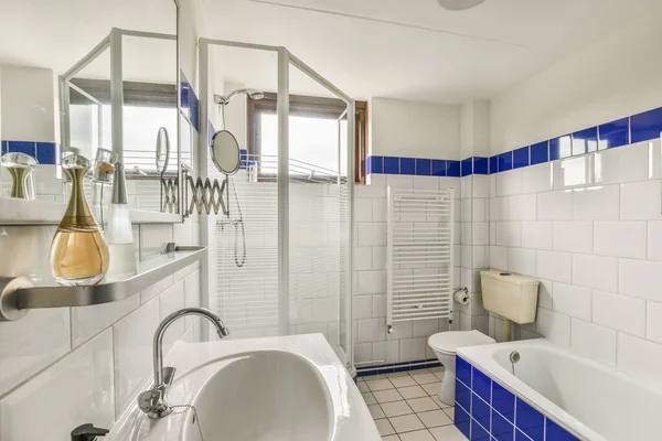 Aynalı Lavabo Temiz Küvet Modern Banyoda Cam Kapılı Beyaz Fayanslı — Stok fotoğraf