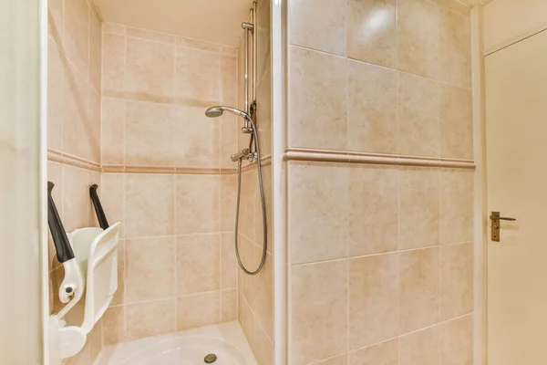 Łazienka Prysznicem Papierem Toaletowym Wydawane Ścianie Obok Jest Otwarte Drzwi — Zdjęcie stockowe