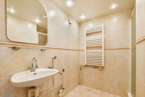 Łazienka Umywalką Lustrem Ścianie Obok Znajduje Się Wieszak Ręczniki Który — Zdjęcie stockowe