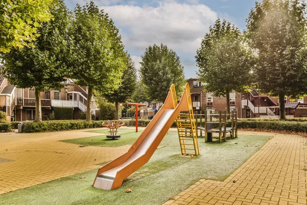 Parque Infantil Com Uma Corrediça Área Jogo Escolas Secundárias Cercado — Fotografia de Stock