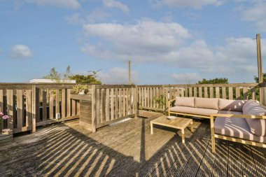 Küçük balkondan tuğla binaların panoramik manzarası