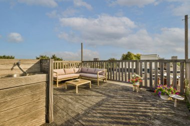 Küçük balkondan tuğla binaların panoramik manzarası