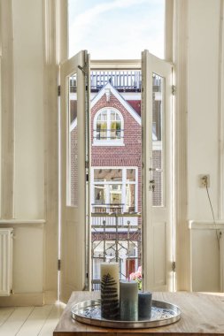 Modern apartmandaki kanepenin yanındaki masada mumlar.