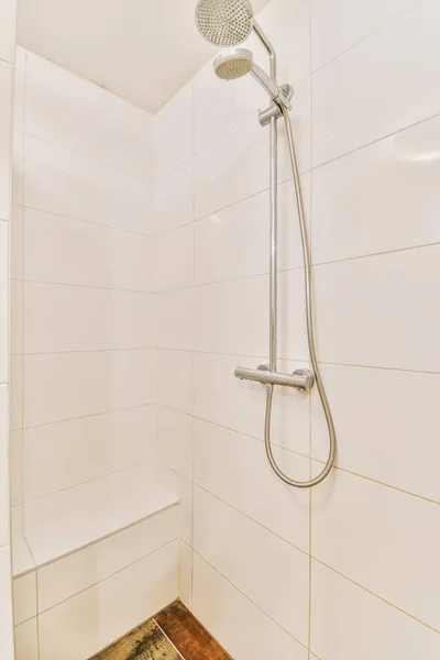 在一个非常干净的小浴室里 用白色瓷砖和木地板冲个澡 — 图库照片