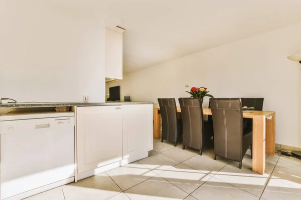 Kuchnia Jadalnia Małym Mieszkaniu Białymi Ścianami Podłogą Płytek Otwartymi Drzwiami — Zdjęcie stockowe