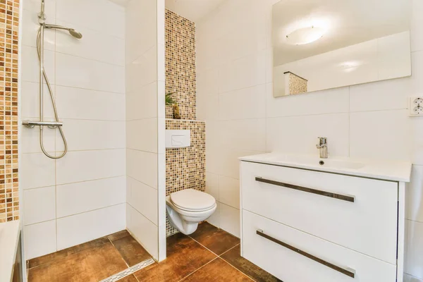 Banheiro Com Paredes Azulejos Piso Madeira Parede Banheiro Branco Lado — Fotografia de Stock