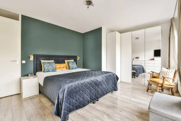 Спальня Зеленими Стінами Дерев Яними Підлогами Включаючи Велике Ліжко Кімнаті — стокове фото