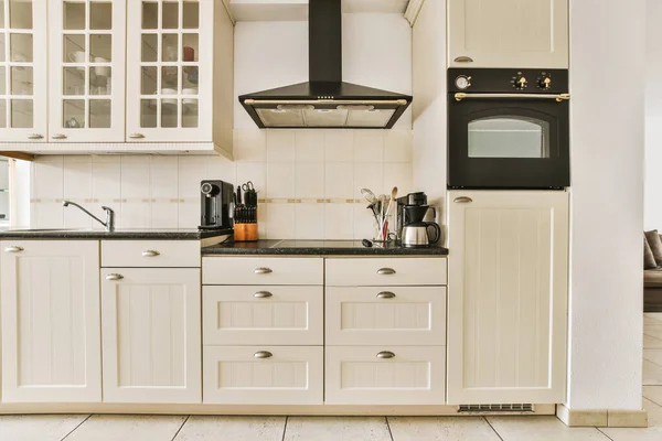 Een Keuken Met Witte Kasten Zwarte Aanrechtbladen Aanrechtbladen Deze Foto — Stockfoto