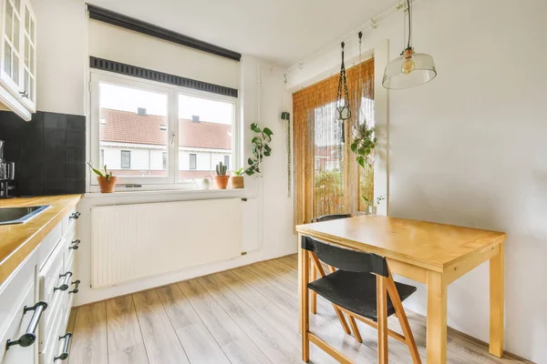 Küche Und Essbereich Einem Kleinen Haus Mit Weißen Wänden Holzböden — Stockfoto